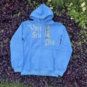 Vonstudio - Snygg blå hoodie med dragkedja och tryck på framsidan. Perfekt för en avslappnad stil med en skön passform och huva.