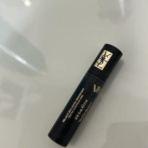 Yves Saint Laurent Mascara - Snygg mascara från Yves Saint Laurent som ger volym och en falsk ögonfranseffekt. Den kommer i en elegant svart tub med guldtext och logotyp. Perfekt för att skapa dramatiska ögonfransar. Aldrig använd.