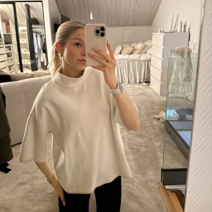 Zara tröja  - Säljer denna tröja från Zara med liten polokrage, jättefint skick och endast använd 1 gång av mig. Storlek s 💞