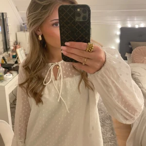 Jätte fin vit blus från Veromoda i storlek 36 - Jätte snygg,Vit Fin blus från Vero Moda i storlek 36. Knappt använd. Fina detaljer med mönster på armar och axlar. Och en fin rosett knytning framtill💓💓