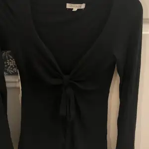 Super trendig maddy blouse i storlek xs-s! Sitter så fint o så snygg! Ny pris 399