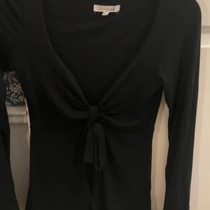 Maddy blouse  - Super trendig maddy blouse i storlek xs-s! Sitter så fint o så snygg! Ny pris 399