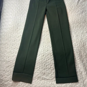 NYA: Gröna kostymbyxor från Stockh LM stl 34 - Snygga gröna kostymbyxor från Stockh LM med en klassisk rak passform. Aldrig använda. Köpta på MQ