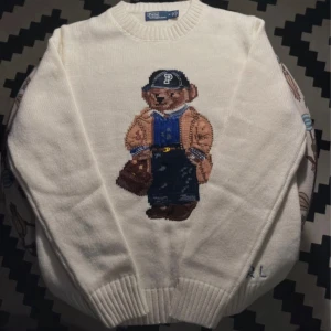 Polo Ralph Lauren Tröja - Hej, här nedan säljer jag en sjukt snygg Ralph Lauren tröja. Denn är i grymt skick förutom en avvikelse som kom med vid köp (bild 6). Den är i storlek M och väldigt unik. Hör av dig vid eventuella frågor eller prisförslag!