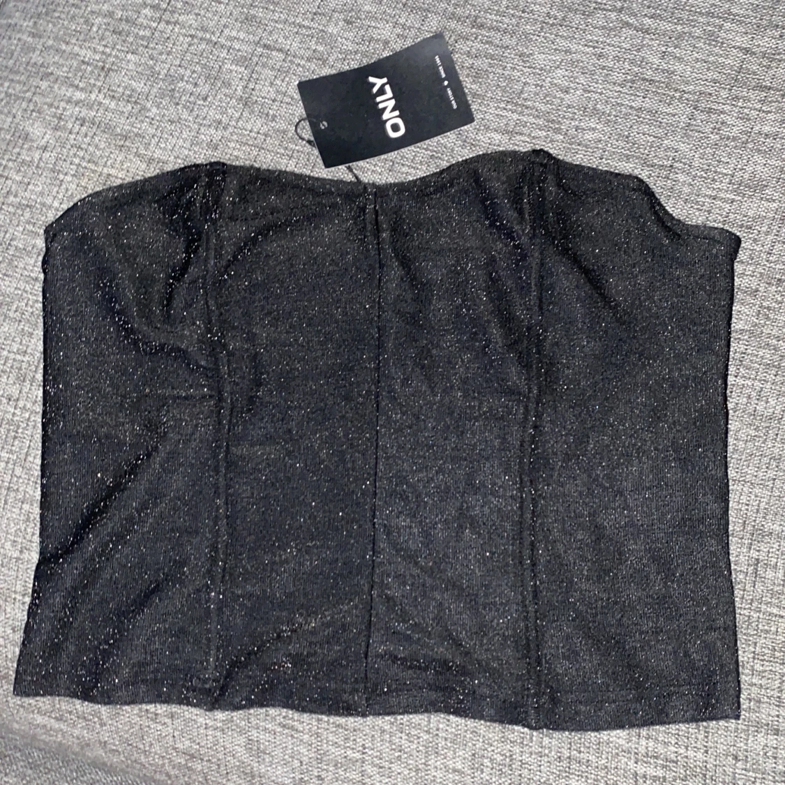 Svart glittrig tubtopp från ONLY