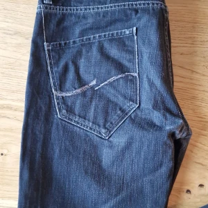 Svarta jeans från Jack & Jones - Snygga sparsamt använda svarta jeans från Jack & Jones. De har en rak passform, inga hål eller slitningar. Storlek W36/L34, funkar även för dom med vidd 34.