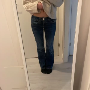 Low waist jeans - Snygga blå low waist jeans från Gina Tricot i bootcut, köpta förra året säljer då dom inte kommer till användning längre, använda fåtal gånger så väldigt bra skick, köpta för 399 kr, skriv om frågor o funderingar💖