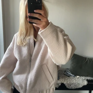 Beige teddyjacka - Mysig beige teddyjacka från hm med dragkedja framtill och långa ärmar. Perfekt inflöt våren💓💓