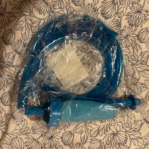 Vattenslang för husdjur bland annat - Oanvänd plast vattenslang med mjuk geleaktig munstycke. 