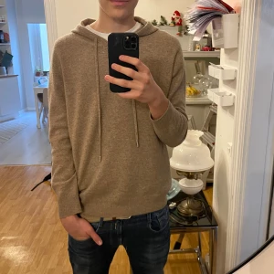 Cashmere hoodie - Riktigt fin tröja i väldigt bra skick. Skulle sätta skicket på 9/10. TAR GÄNRA BYTEN I STHLM.