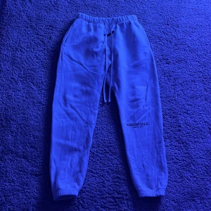 Essentials Fear of God mjukisbyxor - Vita Essentials byxor som jag har valt o sälja. De är lite för stora (strl M) finns ett litet hål på baksidan men syns ej så mycket. Pris kan diskuteras