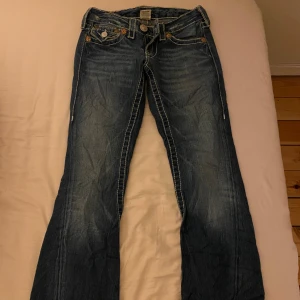 True religion joey  - Säljer ett par trendiga true religion jeans i modellen joey. De är jätte lågmidjade och passar tilll absolut allt. Tyvärr är de för små för mig så det är därför jag säljer. Kom gärna med frågor ❤️