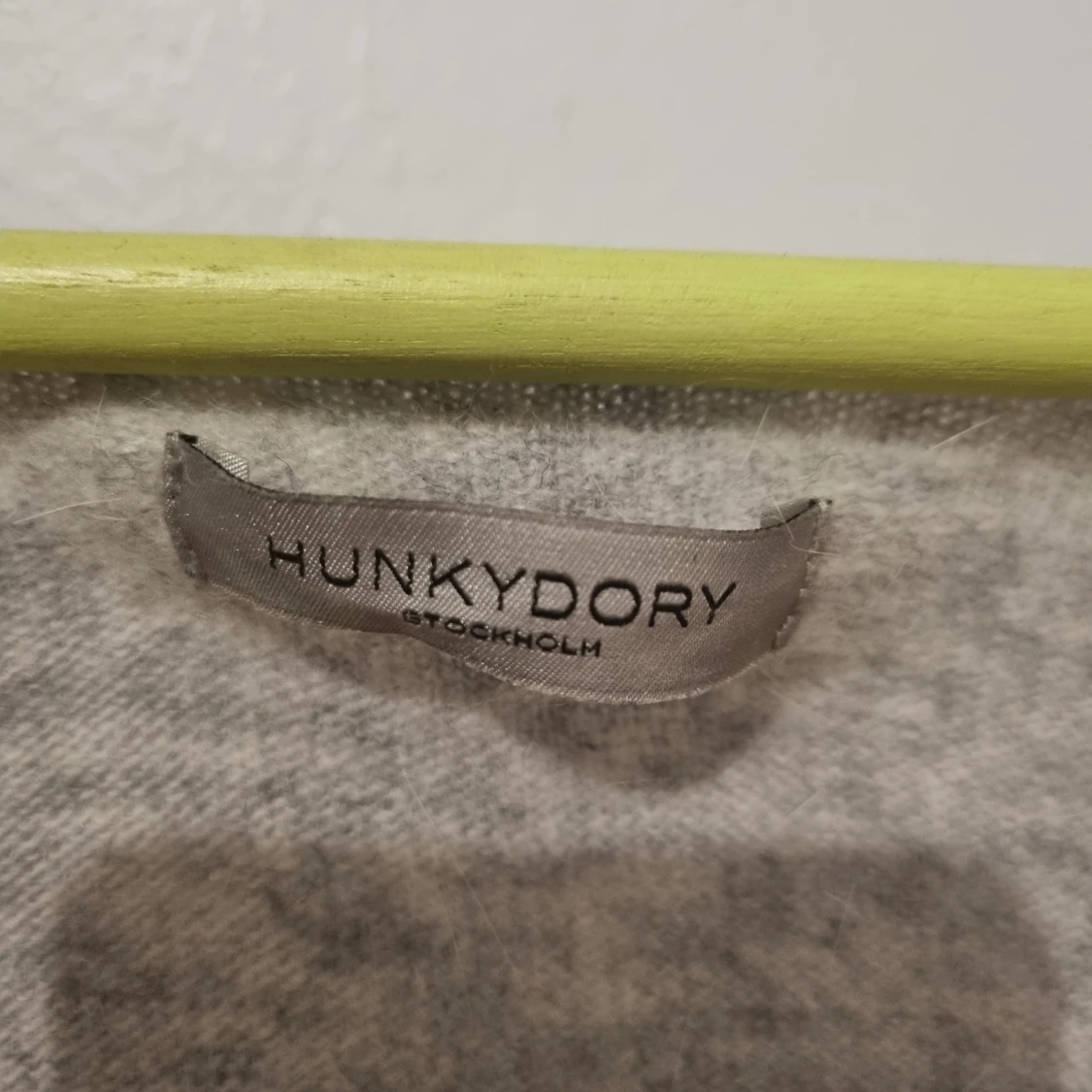 Grå tröja med vingmotiv från Hunkydory - 91