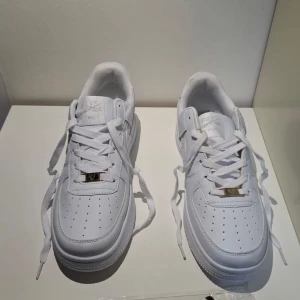 Vita Nike Air Force 1 - Såld skicka meddelande om du vill ha en airforce 1 för 600kr storlek 42