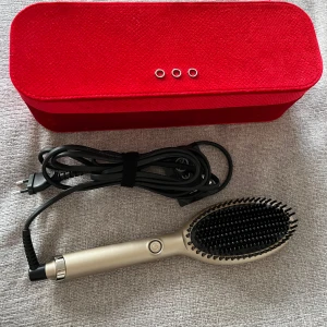 GHD glide hot brush champagne gold - GHD glide hot brush, champagne gold, med snyggt etui. Som ny, använd ett par enstaka gånger bara, fullt fungerande.