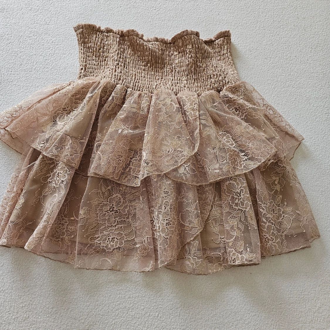 Beige spetskjol med volanger från Buch Copenhagen 