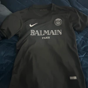 Psg x Balmain tröja  - Hej, säljer denna snygga fotbollströja psg x balmain, den är i fint skick och söljs för ett bra pris, storleken är S, vid frågor eller funderingar är det bara höra av sig 