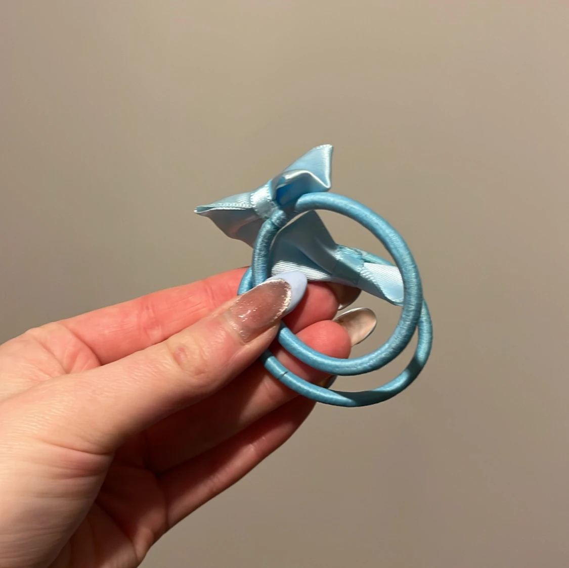 Ljusblå hårsnodd med rosett - 92