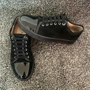Lanvin cap toe - Tvärfeta helsvarta Lanvins | uk 7- motsvarar 42 i Lanvins storlekar | allt og ingår, 2 st dustbags och box | skick 8,5/10 hälen på innersulan är nogot sliten men påverkar inte användningen | INGA SKAMBUD | vid frågor kontakta oss gärna!🙌