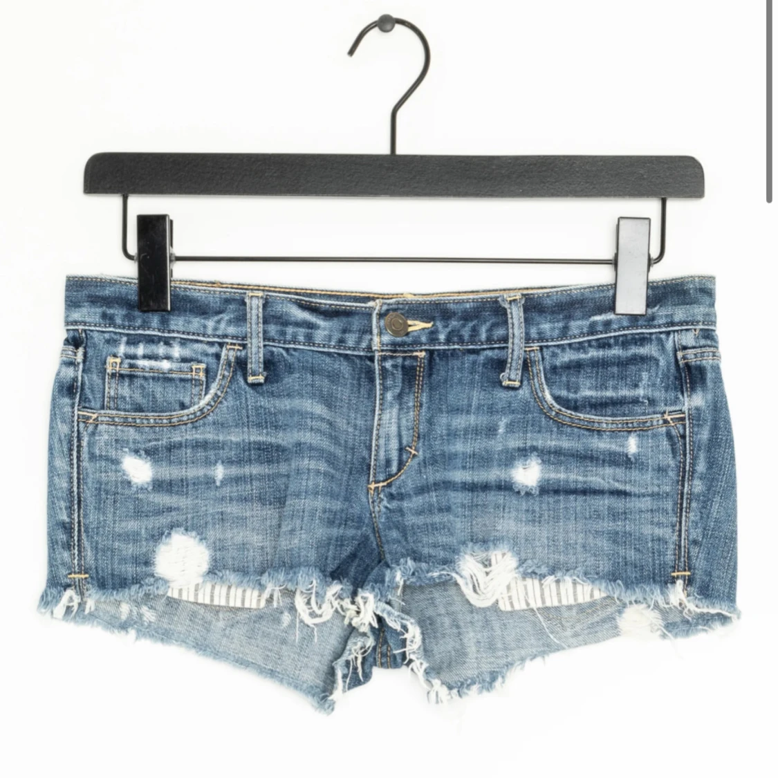 Blå jeansshorts med slitningar - 90