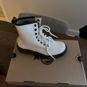 Vita Dr. Martens - Helt nya oanvända vita lack Dr. Martens. Köparen står för frakten men kan också mötas upp i centrala Stockholm ☺️