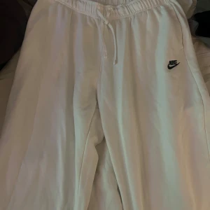 Vita nike byxor  - Vita nike byxor i bra skick! Säljer för att dom är för stora för mig!