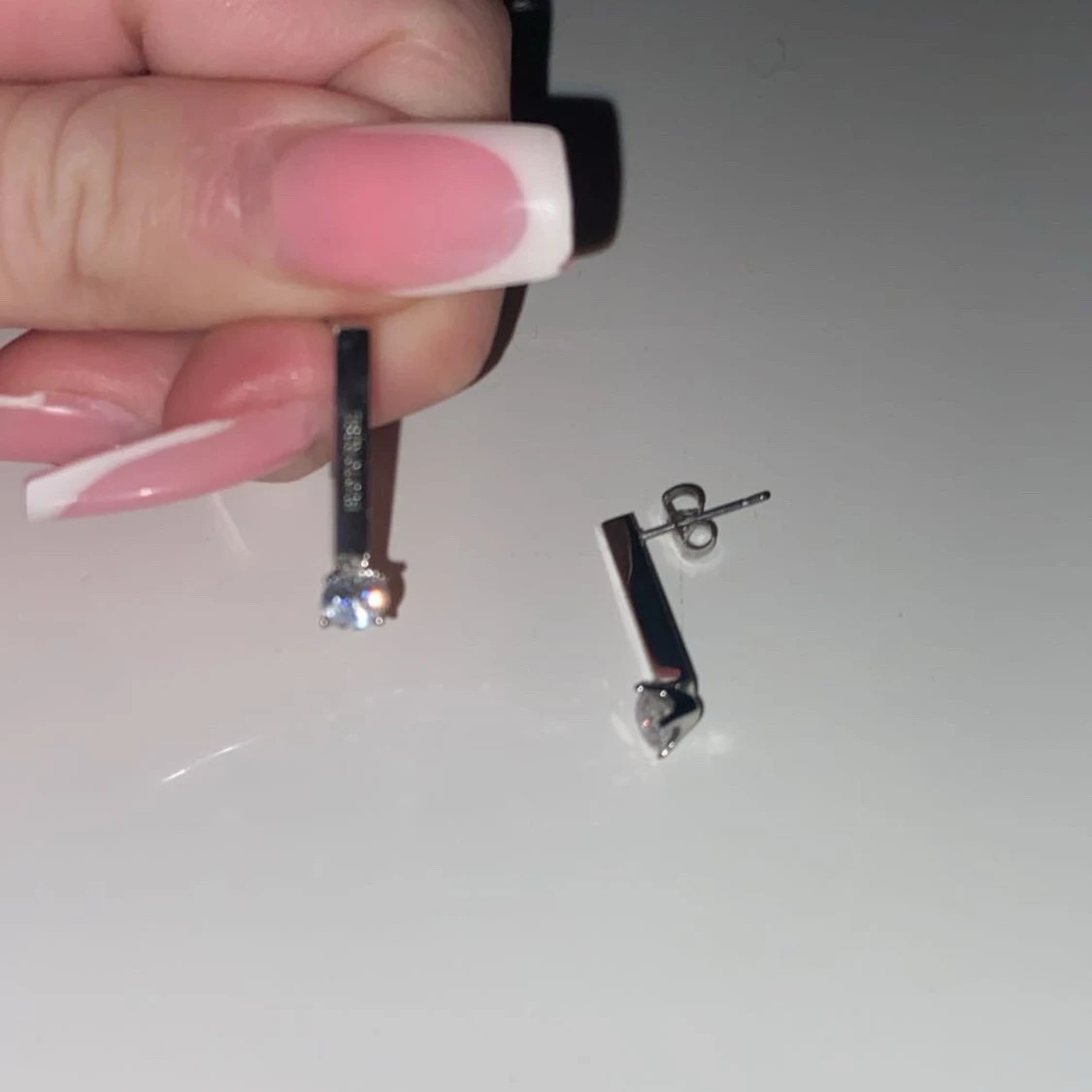 Silverfärgade örhängen med kristall