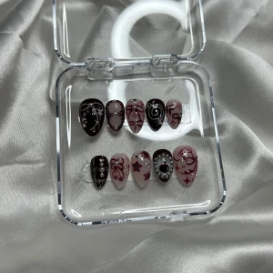 Red Ribbons Short Almond - Mått: 15-11-12-11-9 (MM) Naglarna är röda inte svarta❤️Handgjorda lösnaglar av högsta kvalitet!✨Vid korrekt applikation och borttagning kan man återanvända dem flertalet gånger!💕 Man får med ett appliceringskit & instruktioner 