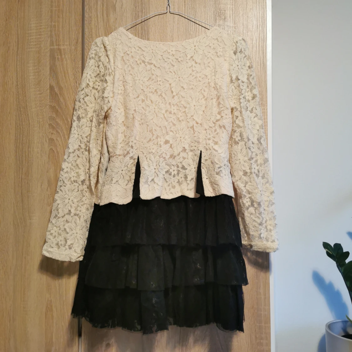 (S) Spetsklänning med pärldetaljer - 1