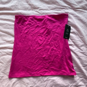 Rosa tubtopp - Snygg och enkel rosa tubtopp i mjukt material. (Skrynkligt hahah sorry) men fin färg!! ALDRIG ANVÄNT 