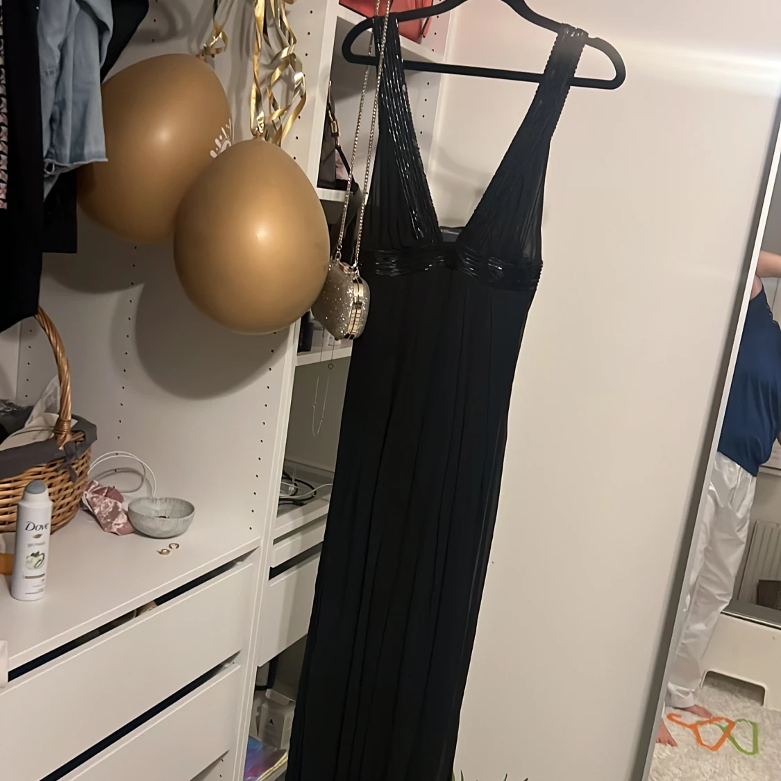 Svart långklänning med djup urringning - 1