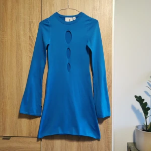 Blå klänning från Collusion, 34, 36, S - Blå klänning från Collusion med breda ärmar och hål över brösten. Stretchigt material som ligger mot kroppen. Storlek 36, men passar även bra på 34