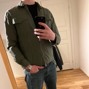 These Glory Days overshirt - Säljer denna sjukt snygga These Glory Days Overshirten⭐️ Jackan har inga defekter och är som ny🙌✅ Storleken är S och den sitter riktigt bra🙌🍁Jackan är perfekt nu till våren och passformen är grym👌Nypris på denna pärla ligger omkring 1600. Tveka inte på att höra av dig vid minsta fråga eller fundering🤝⭐️