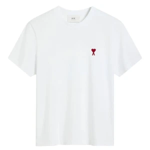 Vit t-shirt med rött hjärta från Ami - Snygg vit t-shirt från Ami oanvänd då det var för stor pris kan diskuteras vid snabb affär.