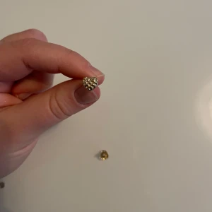 Söta örhängen i silver och guld - Charmiga örhängen med en kombination av silver och guld. De har en unik design som ger en elegant touch till vilken outfit som helst. Perfekta för att lägga till lite glans i vardagen.