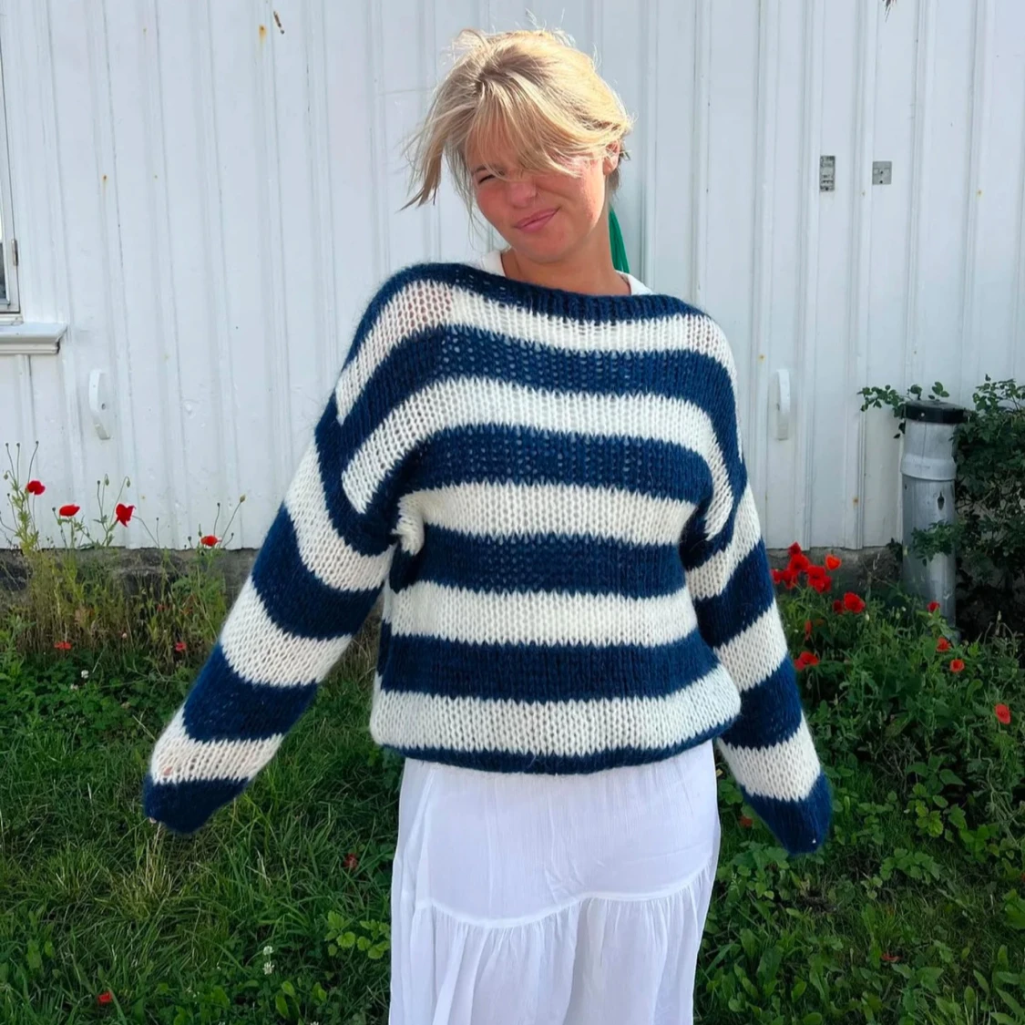 Randig stickad tröja i blått och vit - 93