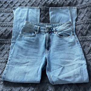 Snygga ljusblå utsvängda jeans med slits💕