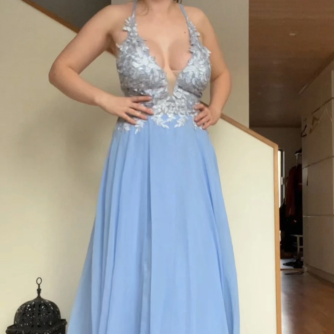 Ljusblå balklänning med spetsdetaljer - 1