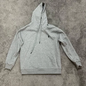 Ralph lauren Hoodie  - Säljer min fina Ralph lauren Hoodie som har blivit för liten på mig. Den har inga defekter. Skriv om du har några frågor:)