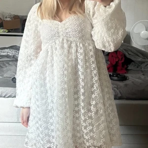 Lojsan x nakd studentklänning - Såå fin studentklänning, endast använd en gång under några timmar under min student. Från lojsans kollektion med nakd🎀 Storlek 34, jag har vanligtvis storlek S❤️‍🔥