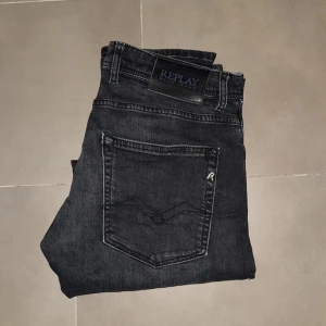  Replay anbass i tvätten grover - Snygga svarta jeans från Replay med knappgylf och klassisk femficksdesign. Perfekta för en stilren look. Märkeslogga på bakfickan ger en extra touch. Straight fit!!💯🥿🥿