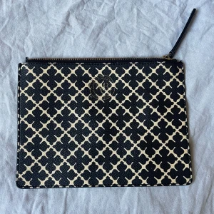 By Malene Birger clutch - Jättefint skick utvändigt och invändigt, dock har MB-märket skavts av lite. Se bilderna 💘