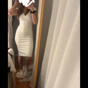 Vit klänning från Zara - Säljer en knä lång vit klänning från Zara som är oanvänd, hade tänkt ha på min studentmottagning i somras men det blev en annan✨