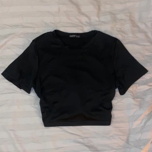 Svart fest topp med öppen rygg - Snygg svart topp från Shein med korta ärmar och öppen rygg med snörning längst ner🤗
