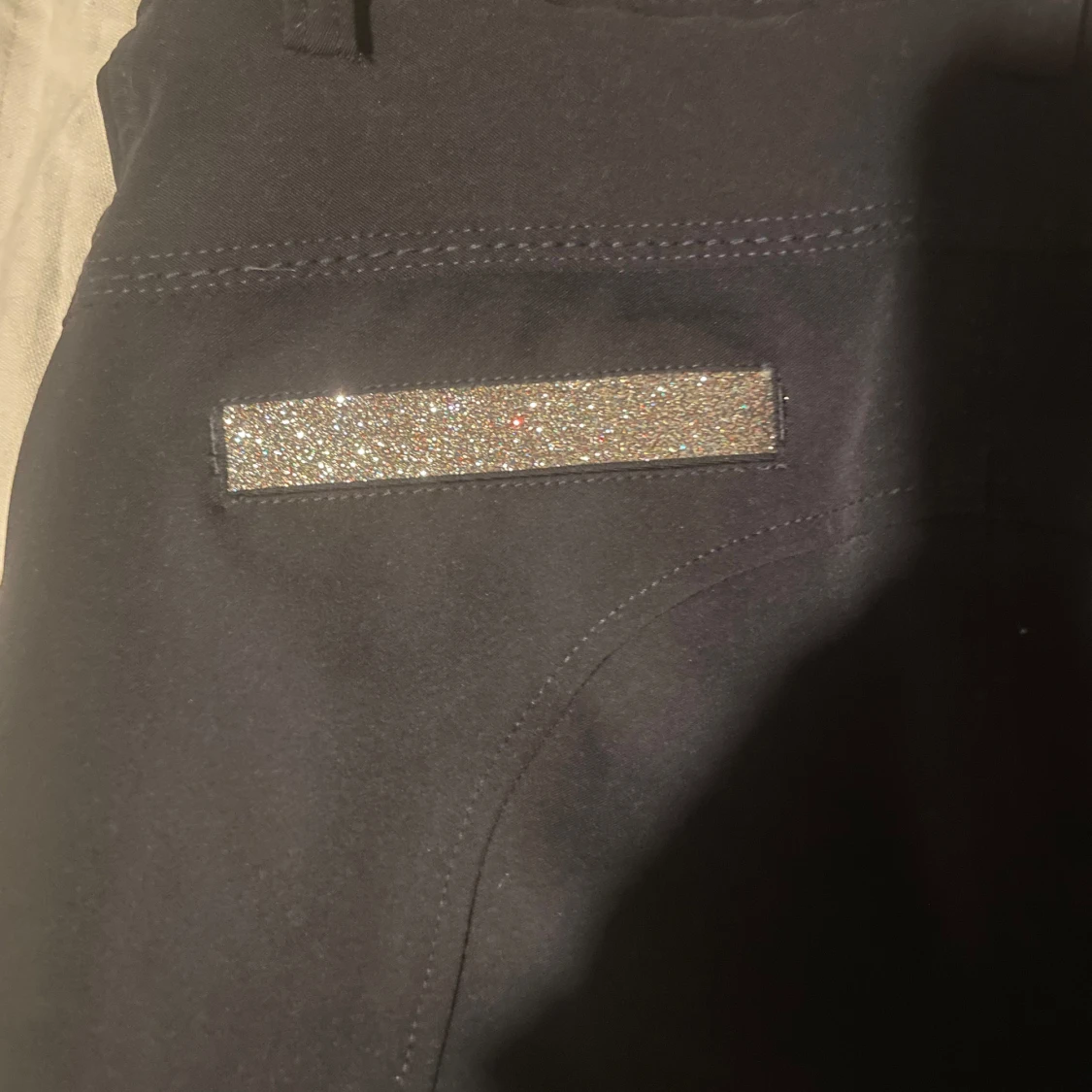 Mörkblå ridbyxor med glitterdetaljer - 1