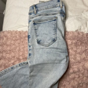 Ljusblå jeans - Ljusblåa bootcut typ mid waist jeans från bikbok i längden 31 och waist s. 