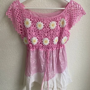 Topp - Vacker topp med virkade blommor och mönster💞Knytband runt midjan!