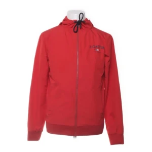 Röd vindjacka från Lexington - Snygg röd vindjacka från Lexington med dragkedja och huva. Jackan har en stilren design med Lexington-logga på bröstet och justerbar dragsko i huvan. Perfekt för blåsiga dagar.