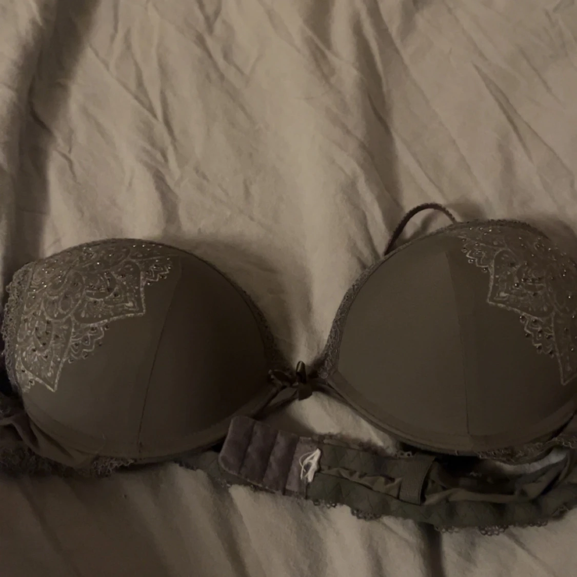 Grå bh med spetsdetaljer