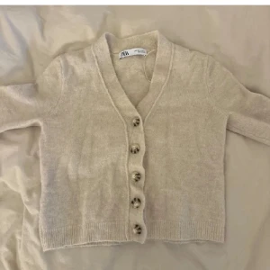 Zara kofta - Sååå fin!! Storlek S men liten i storlek och sitter mer som XS! Använd gärna köp nu och kom med prisförslag💝